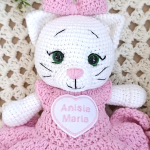Set cadou pentru bebeluși - Pisicuțe croșetate manual, cu rochiță și jucărie senzorială - jucării și echipamente pentru copii - jucării bebeluși - jucării de dentiție - Artynos.ro