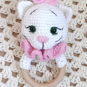 Set cadou pentru bebeluși - Pisicuțe croșetate manual, cu rochiță și jucărie senzorială - jucării și echipamente pentru copii - jucării bebeluși - jucării de dentiție - Artynos.ro