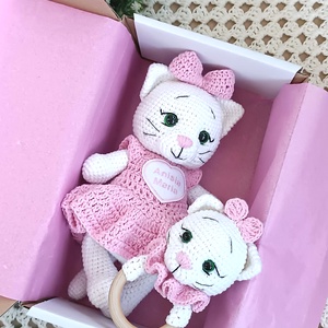 Set cadou pentru bebeluși - Pisicuțe croșetate manual, cu rochiță și jucărie senzorială - jucării și echipamente pentru copii - jucării bebeluși - jucării de dentiție - Artynos.ro