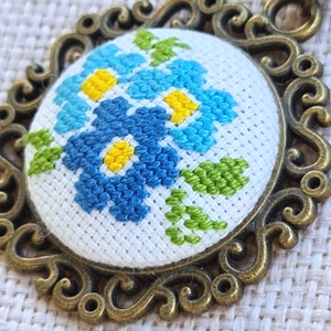 Pandantiv cusut manual floricele bleu - Artynos.ro