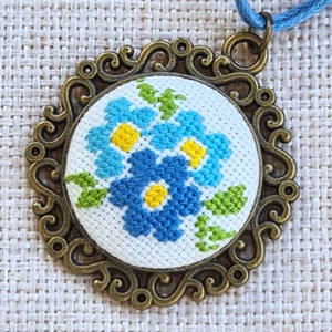 Pandantiv cusut manual floricele bleu - bijuterii - coliere - pandative - Artynos.ro