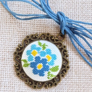 Pandantiv cusut manual floricele bleu - bijuterii - coliere - pandative - Artynos.ro