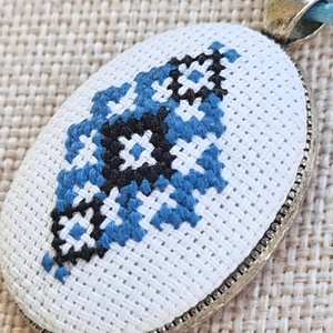 Pandantiv cusut manual cu model tradițional albastru - bijuterii - coliere - pandative - Artynos.ro