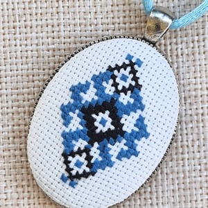 Pandantiv cusut manual cu model tradițional albastru - bijuterii - coliere - pandative - Artynos.ro