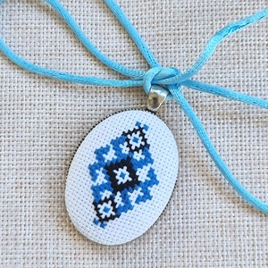 Pandantiv cusut manual cu model tradițional albastru - bijuterii - coliere - pandative - Artynos.ro