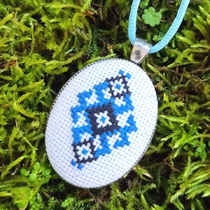 Pandantiv cusut manual cu model traditional albastru - Artynos.ro