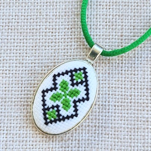 Pandantiv cusut manual cu motiv traditional verde si negru - Artynos.ro