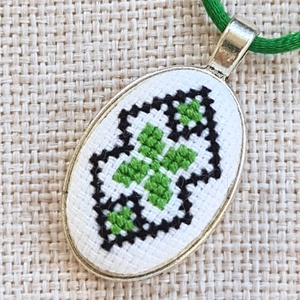 Pandantiv cusut manual cu motiv tradițional verde și negru - bijuterii - coliere - pandative - Artynos.ro