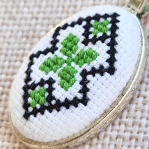 Pandantiv cusut manual cu motiv tradițional verde și negru - bijuterii - coliere - pandative - Artynos.ro