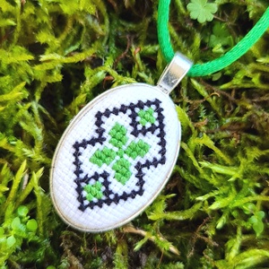 Pandantiv cusut manual cu motiv tradițional verde și negru - bijuterii - coliere - pandative - Artynos.ro