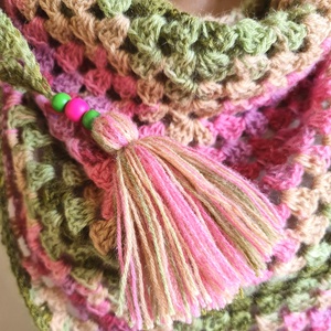 Șal triunghiular croșetat manual BETTY - îmbrăcăminte și modă - eșarfe, pălării, fularuri - șaluri - Artynos.ro