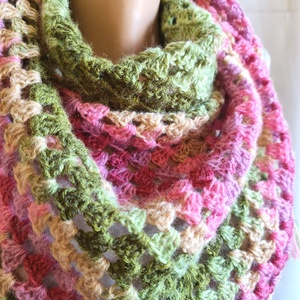 Șal triunghiular croșetat manual BETTY - îmbrăcăminte și modă - eșarfe, pălării, fularuri - șaluri - Artynos.ro