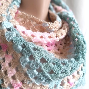 Șal triunghiular croșetat manual LIDIA - îmbrăcăminte și modă - eșarfe, pălării, fularuri - șaluri - Artynos.ro