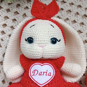 Set cadou pentru bebeluși - Iepurași croșetați manual, cu rochiță și jucărie senzorială roșu - decor de sărbători - decorațiuni de paște - iepuraș de paște - Artynos.ro