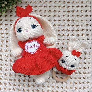 Set cadou pentru bebelusi - Iepurasi crosetati manual, cu rochita si jucarie senzoriala rosu - Artynos.ro