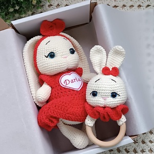 Set cadou pentru bebeluși - Iepurași croșetați manual, cu rochiță și jucărie senzorială roșu - decor de sărbători - decorațiuni de paște - iepuraș de paște - Artynos.ro