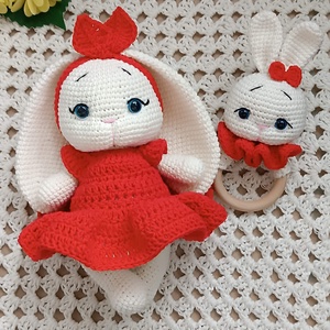 Set cadou pentru bebeluși - Iepurași croșetați manual, cu rochiță și jucărie senzorială roșu - decor de sărbători - decorațiuni de paște - iepuraș de paște - Artynos.ro