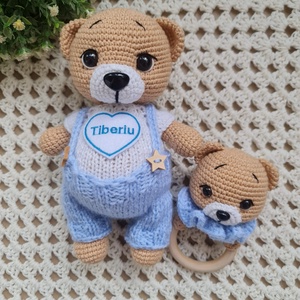 Set cadou pentru bebelusi - Ursuleti crosetati manual, cu salopeta si jucarie senzoriala, Casa & Stil de viata, Seturi de cadou, Crosetat, ARTYNOS