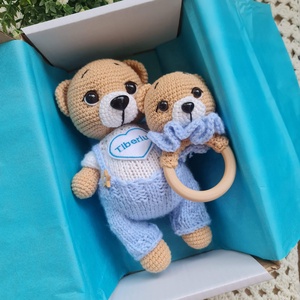 Set cadou pentru bebeluși - Ursuleți croșetați manual, cu salopetă și jucărie senzorială - casă & stil de viață - seturi de cadou - Artynos.ro