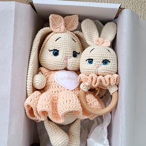 Set cadou pentru bebeluși - Iepurași croșetați manual, cu rochiță și jucărie senzorială crem - decor de sărbători - decorațiuni de paște - iepuraș de paște - Artynos.ro