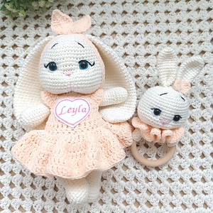 Set cadou pentru bebelusi - Iepurasi crosetati manual, cu rochita si jucarie senzoriala crem - Artynos.ro
