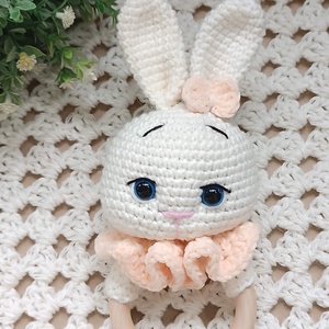 Set cadou pentru bebeluși - Iepurași croșetați manual, cu rochiță și jucărie senzorială crem - decor de sărbători - decorațiuni de paște - iepuraș de paște - Artynos.ro