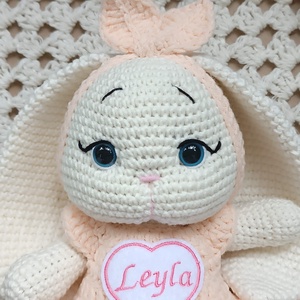 Set cadou pentru bebeluși - Iepurași croșetați manual, cu rochiță și jucărie senzorială crem - decor de sărbători - decorațiuni de paște - iepuraș de paște - Artynos.ro