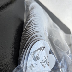 Plăcuțe personalizate pentru cocarde � MDF alb lăcuit (5 cm) - accesorii nuntă - amintiri și cadouri de nuntă - mărturii - Artynos.ro
