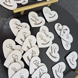 Plăcuțe personalizate pentru cocarde � MDF alb lăcuit (5 cm) - accesorii nuntă - amintiri și cadouri de nuntă - mărturii - Artynos.ro