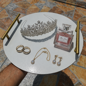 Tavita Elegant White Alb Lucios, cu manere aurii, Accesorii nunta, Accesorii de nunta, Suport verighete si perne pentru inele, Pictura, Prelucrarea lemnului, 
Adauga un plus de eleganta evenimentelor speciale cu aceasta tavita alba, realizata manual, cu fin..., ARTYNOS