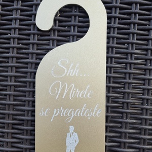 Agatatoare usa mirele/mireasa se pregateste - accesorii nuntă - materiale decor pentru nuntă - decorațiuni nuntă - Artynos.ro
