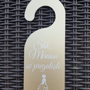 Agatatoare usa mirele/mireasa se pregateste - accesorii nuntă - materiale decor pentru nuntă - decorațiuni nuntă - Artynos.ro