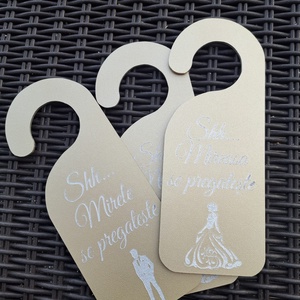 Agatatoare usa mirele/mireasa se pregateste, Accesorii nunta, Materiale decor pentru nunta, Decoratiuni nunta, Gravare, pirogravura, Agatatoare usa mirele/mireasa se pregateste
Culoarea este auriu lucios
Setul contine 2 buc, mire si..., ARTYNOS