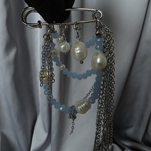 Brosa martisor din margele si perle de cultură  - bijuterii - mărțișor - Artynos.ro