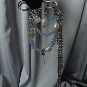 Brosa martisor din margele si perle de cultură  - bijuterii - mărțișor - Artynos.ro