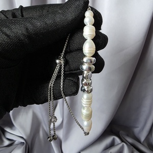 Brățară din hematit și perle de cultură, cu lanț reglabil din oțel inoxidabil. - bijuterii - brățări - brățări din perle - Artynos.ro