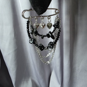 Broșă din margele negre,  și oțel inoxidabil. - bijuterii - mărțișor - Artynos.ro