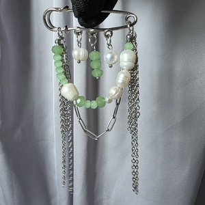 Broșă din mărgele verzi, perle de cultură și oțel inoxidabil. - bijuterii - mărțișor - Artynos.ro