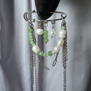 Broșă din mărgele verzi, perle de cultură și oțel inoxidabil. - bijuterii - mărțișor - Artynos.ro