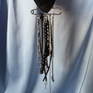 Brosa cu margele negre si otel inoxidabil  - Artynos.ro