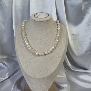 Colier din perle naturale cu accesorii din otel inoxidabil., Bijuterii, Coliere, Coliere din perle, Confectionarea bijuteriilor, Colier din perle naturale cu accesorii din otel inoxidabil.
Perlele ofera un look simplu si elegant..., ARTYNOS