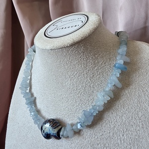 Colier handmade din chipsuri de acvamarin natural, completat de un pandantiv ceramic în formă de scoică - bijuterii - coliere - coliere cu pandative - Artynos.ro