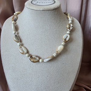 Colier handmade pe fir transparent, realizat din scoici decorative din plastic si margele in nuante ivoire. - Artynos.ro