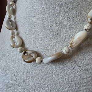 Colier handmade pe fir transparent, realizat din scoici decorative din plastic și mărgele în nuanțe ivoire. - bijuterii - coliere - coliere din mărgele - Artynos.ro