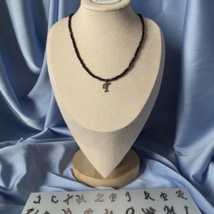 Colier handmade din spinel negru cu inițială din oțel inoxidabil  - bijuterii - coliere - coliere cu pandative - Artynos.ro