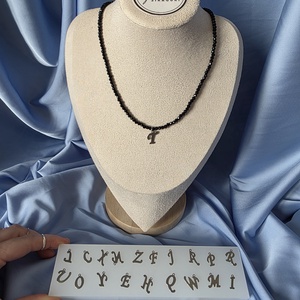 Colier handmade din spinel negru cu initiala din otel inoxidabil  - Artynos.ro