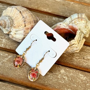 Cercei din rasina cu flori naturale presate , Bijuterii, Cercei, Cercei agatati, Aranjament de flori, Confectionarea bijuteriilor, Natura purtata cu eleganta.
  Cercei realizati manual din rasina transaprenta, ce pastreaza delicat..., ARTYNOS