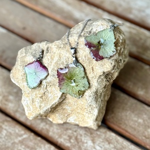 Set bijuterii handmade din rasina si flori naturale - hortensii - accesorii nuntă - bijuterii mireasă - set bijuterii de mireasă - Artynos.ro