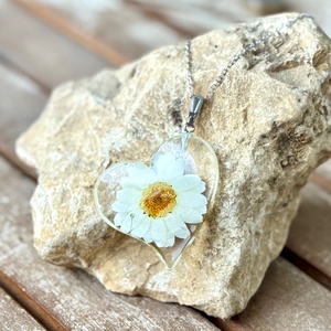 Pandantiv handmade din rasina si flori naturale presate - Margareta, Bijuterii, Coliere, Coliere cu pandantive, Confectionarea bijuteriilor, ARTYNOS