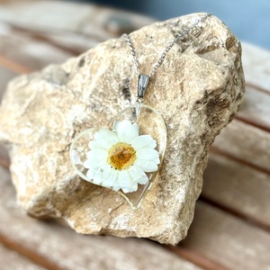 Pandantiv handmade din rasina si flori naturale presate - Margareta - bijuterii - coliere - coliere cu pandantive - Artynos.ro